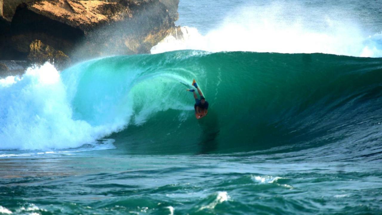 Arrys Watukarung Surfcamp Hotel Kalak Eksteriør billede